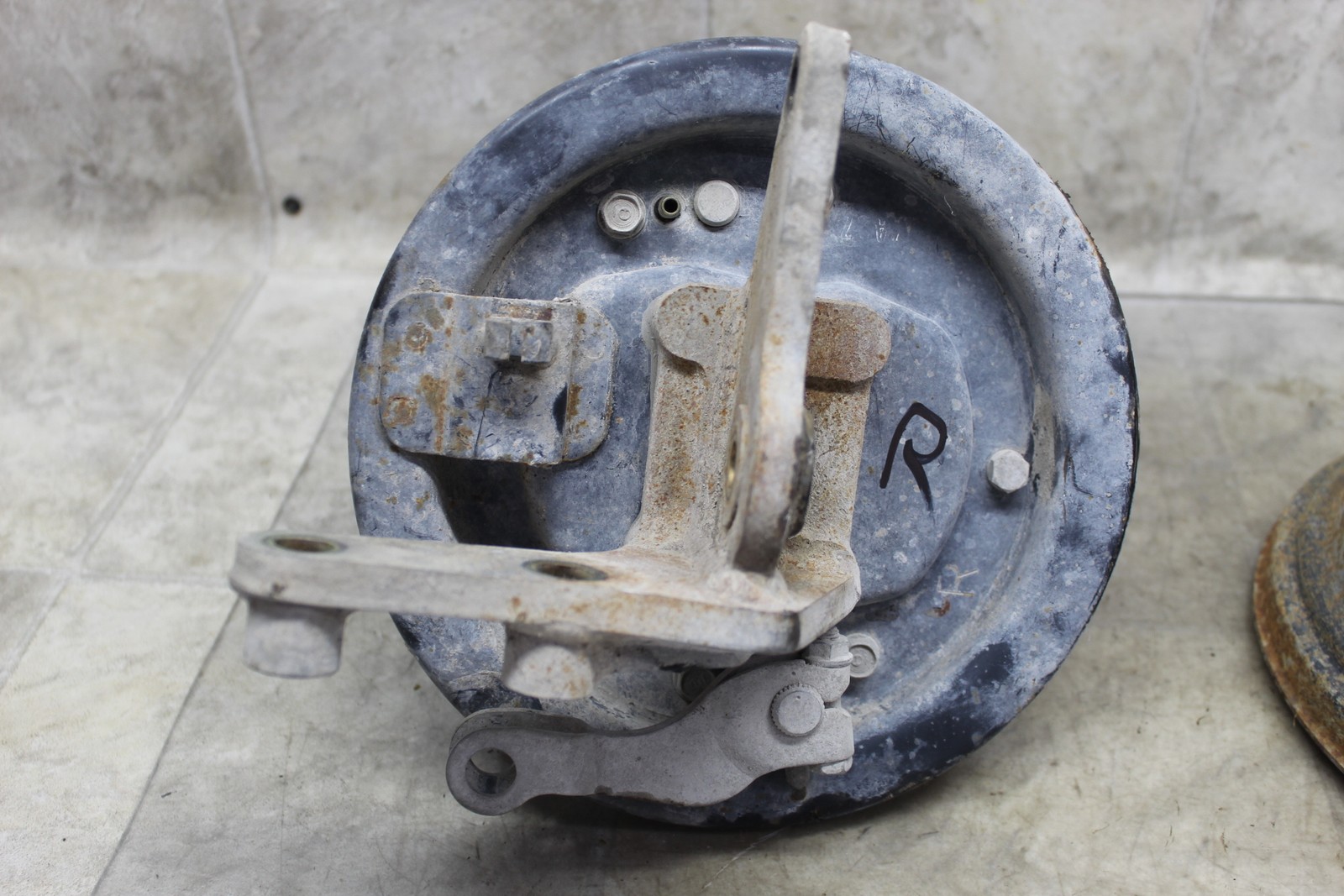 95-98 Yamaha Timberwolf 250 2x4 Oem Right Front Drum Brake Spindle Assembly