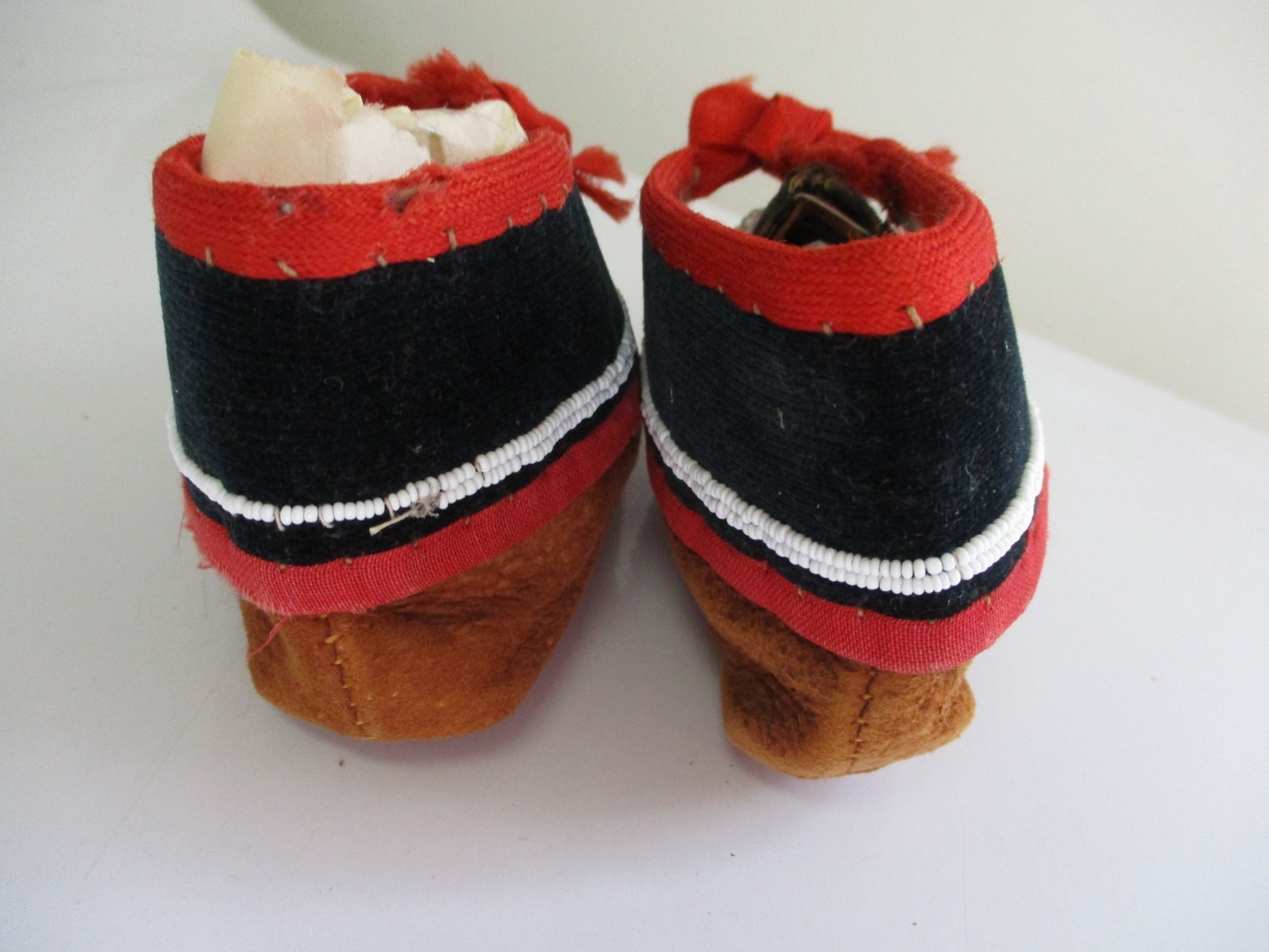 COLLECTIBLE NATIVE AMERICAN INDIAN BEADED CHILD's MOCCASINS