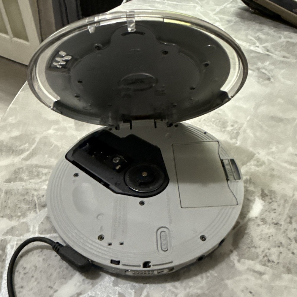 Sony Walkman CD D-NE715 - Atrac3plus. Fully working controller included