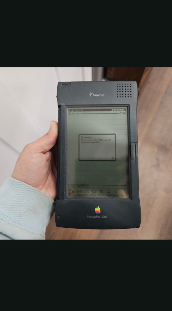 Newton/ Apple MessagePad 2000 Bundle in BOX ALL ORIGINAL Paperwork ACCESSORIES