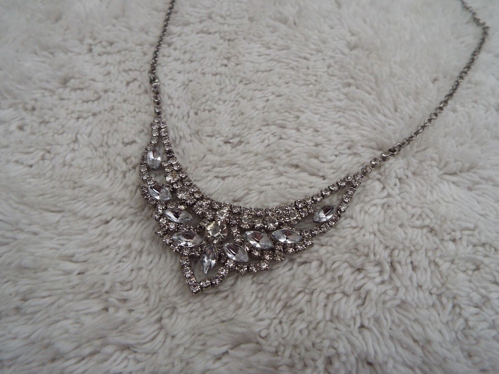 Silvertone Rhinestone Scoop Bib Necklace (B24)