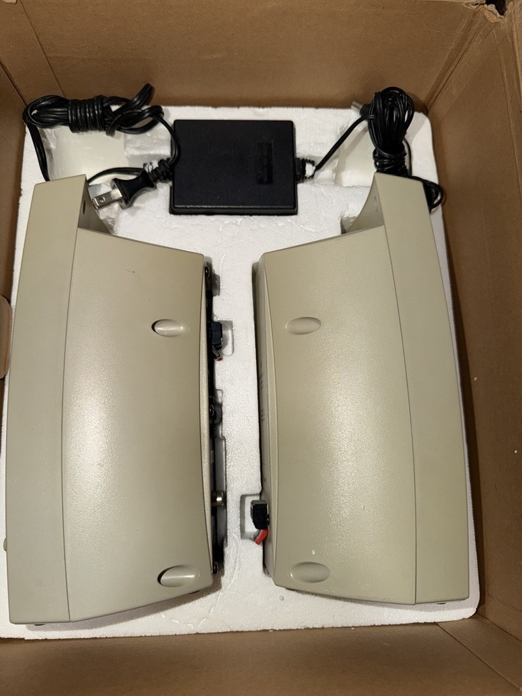 AppleDesign Powered Speakers M6082 - 1993, Missing The Grey Cable