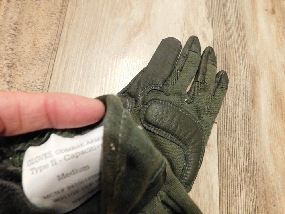 US ARMY COMBAT GREEN GLOVES SIZE MEDIUM