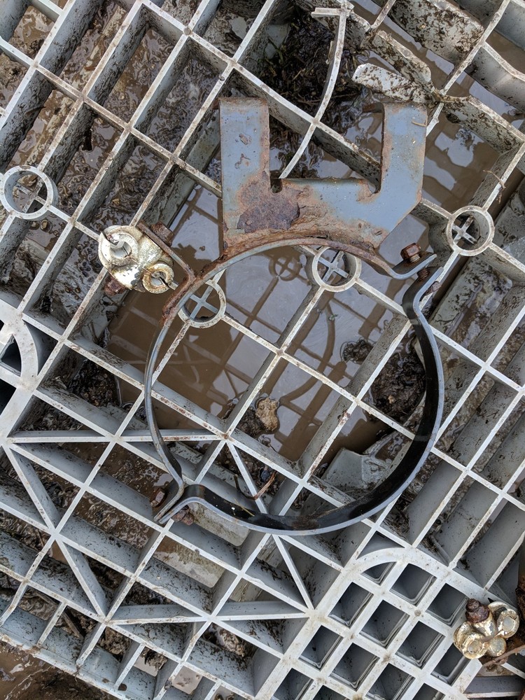 AIR TANK MOUNT AND STRAP REMOVED FROM DAF LF