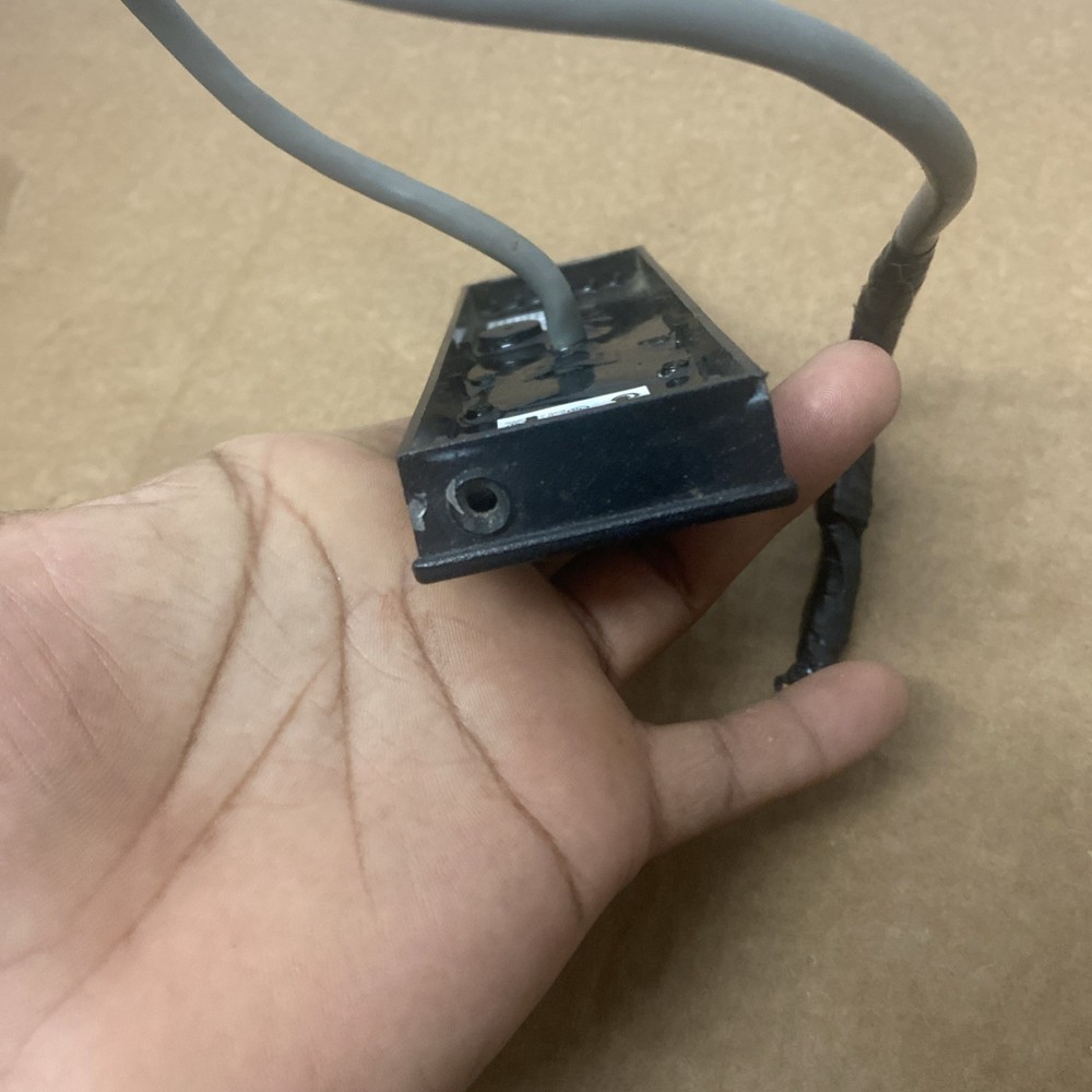 HID multiCLASS SE RP15E Mullion Card Access Reader (Missing Screws And Bracket)