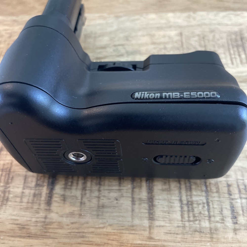 Nikon MB-E5000 AA Battery Pack Grip