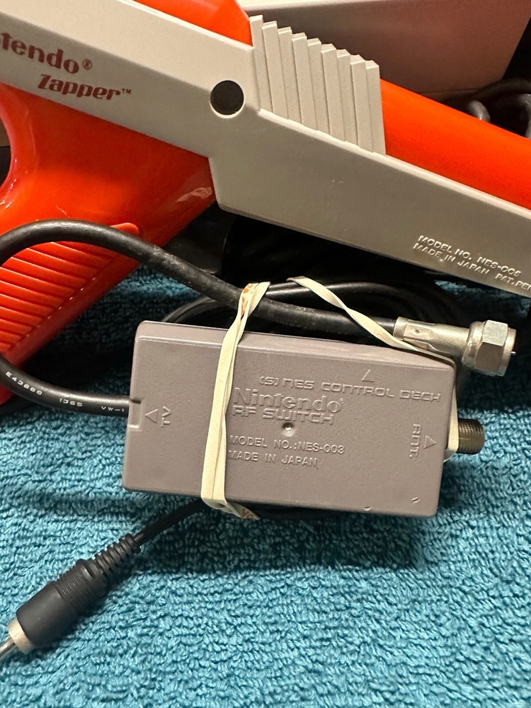 Nintendo NES System Mario Games 2 Controllers Zapper Cords Tested