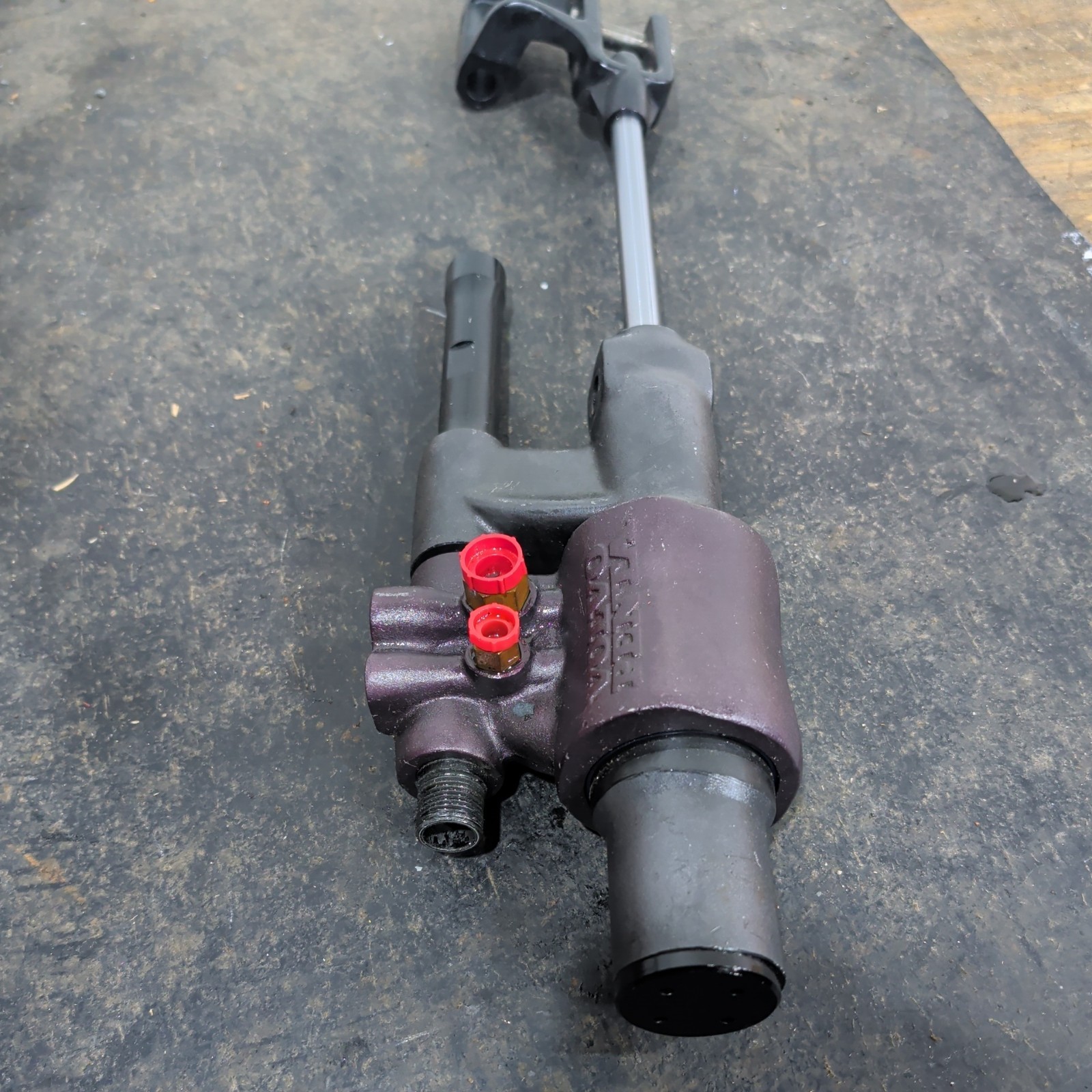 Volvo Penta Power Steering Actuator # 21910902 (3862513, 3860883)