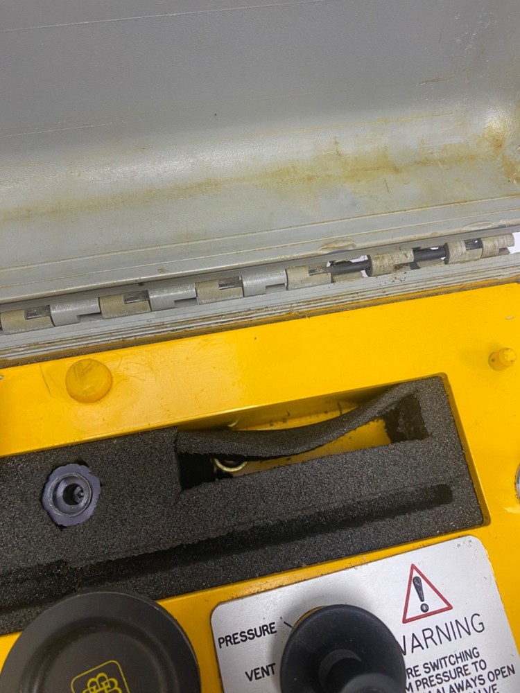 BUDENBERG E400 DIGITAL HYDRAULIC PRESSURE CALIBRATOR