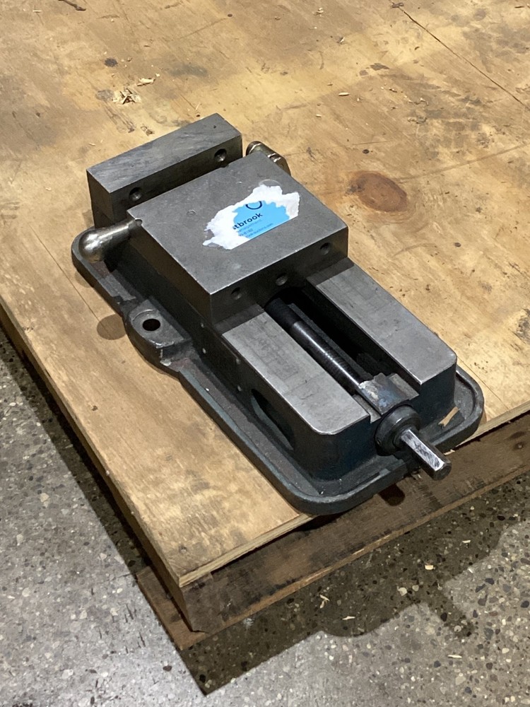 KURT D675 6" MACHINE VISE WITH HANDLE USED