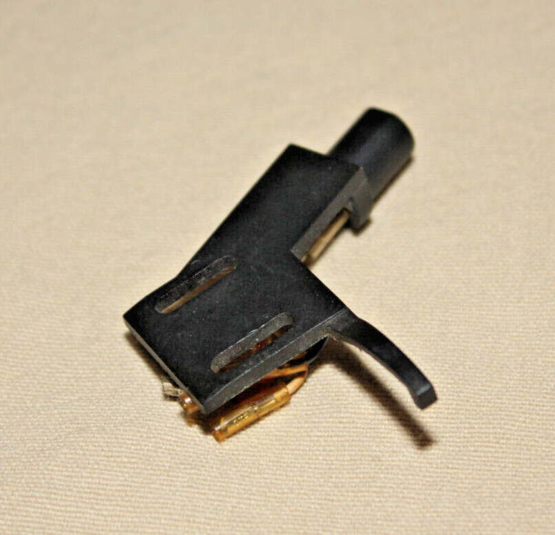 UNBRANDED PLASTIC STEREO TURNTABLE HEADSHELL WITH WIRES