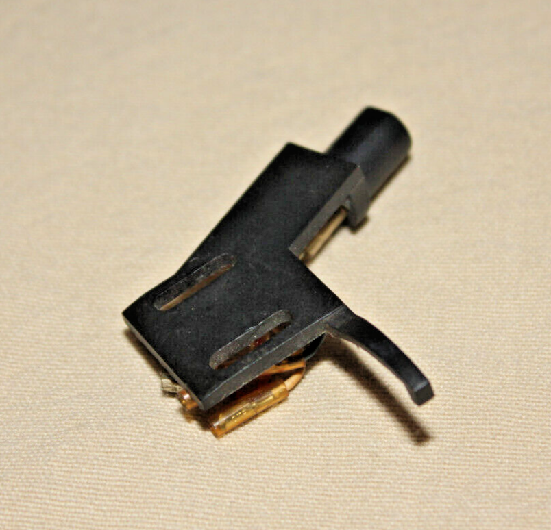 UNBRANDED PLASTIC STEREO TURNTABLE HEADSHELL WITH WIRES