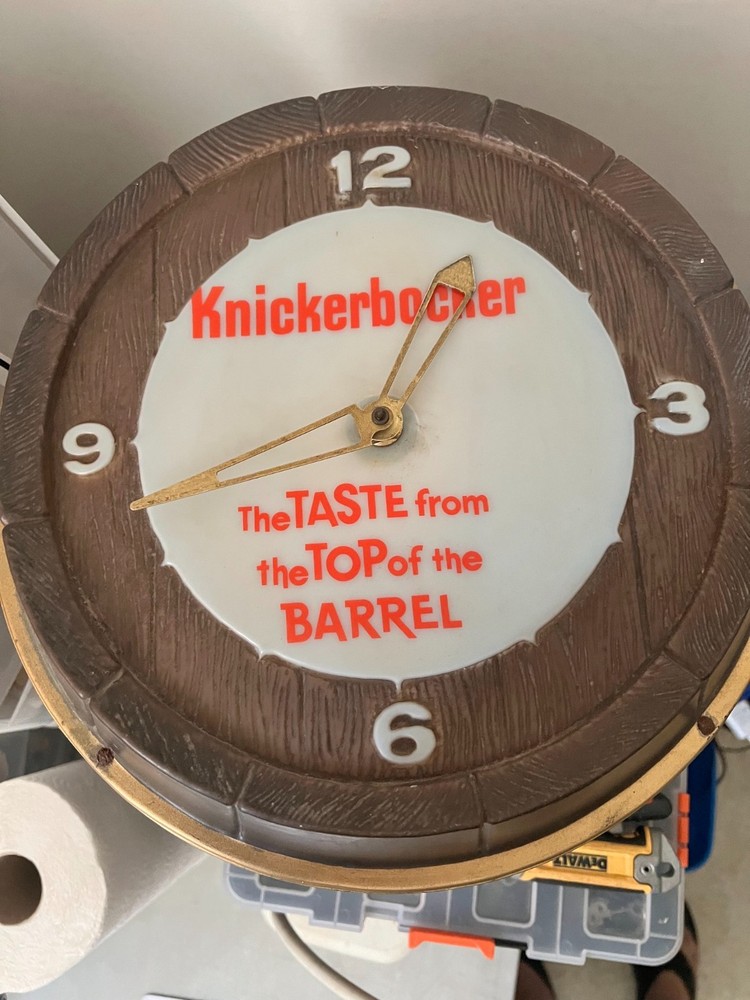 Knickerbocker Beer Lighted Clock in Great Condition!