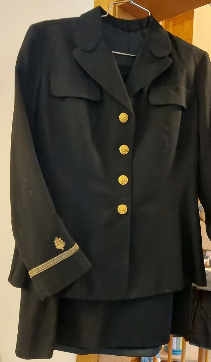 Vintage WWII US NavalThis Nurse Dress uniform, circa 1940's skirt and blazer