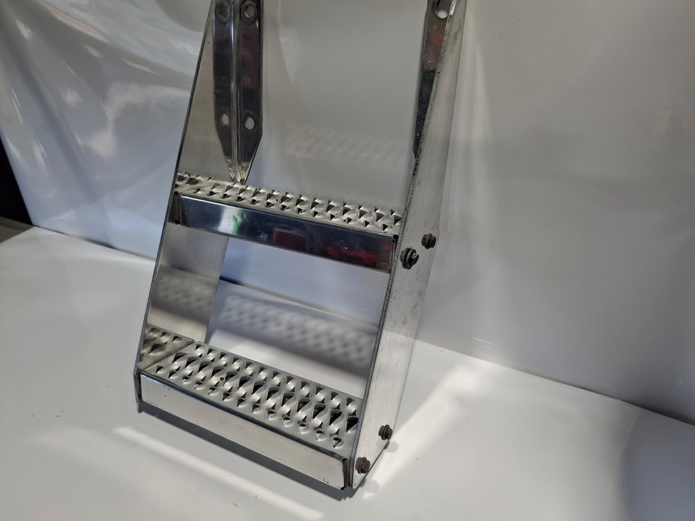 Peterbilt HIGH POLISHED 14 inch frame step