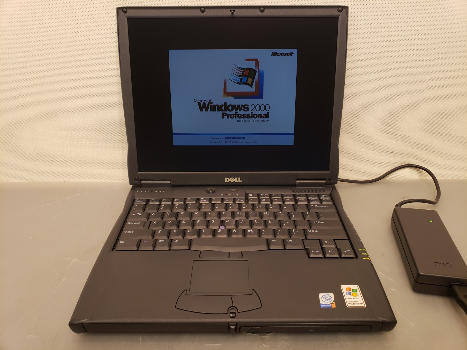 Vintage Dell Latitude C640 Laptop Windows 2000 PIV 2.0 GHz. Serial 30GB 512MB