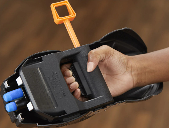 MARVEL BLACK PANTHER VIBRANIUM STRIKE GAUNTLET includes 3 darts