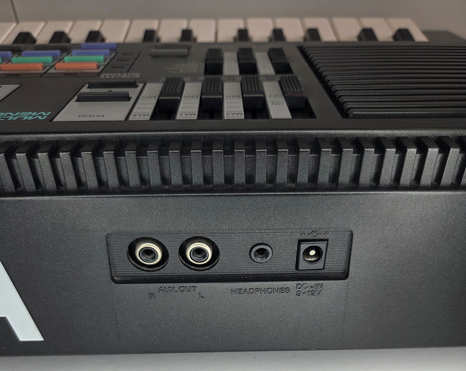 Yamaha Portasound PSS-570 Programmable Keyboard Synthesizer