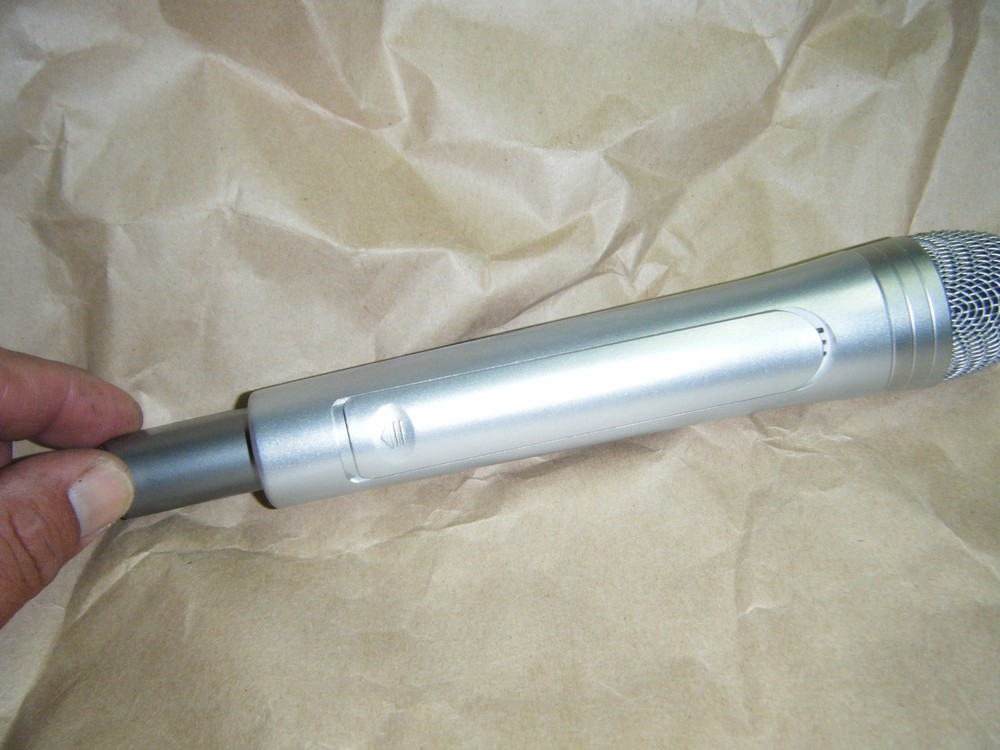 silver 900s wireless microphone