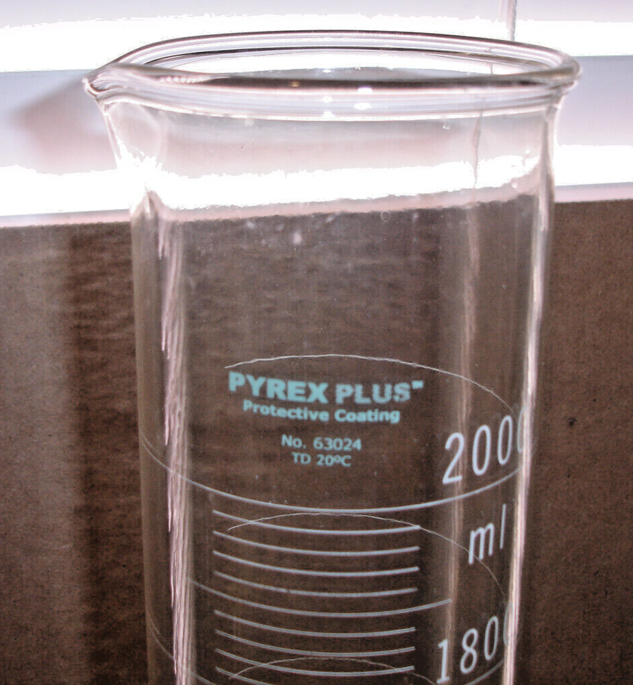 Corning PYREX PLUS Coated 2000 mL Single Scale TD Graduated Cylinder 63024