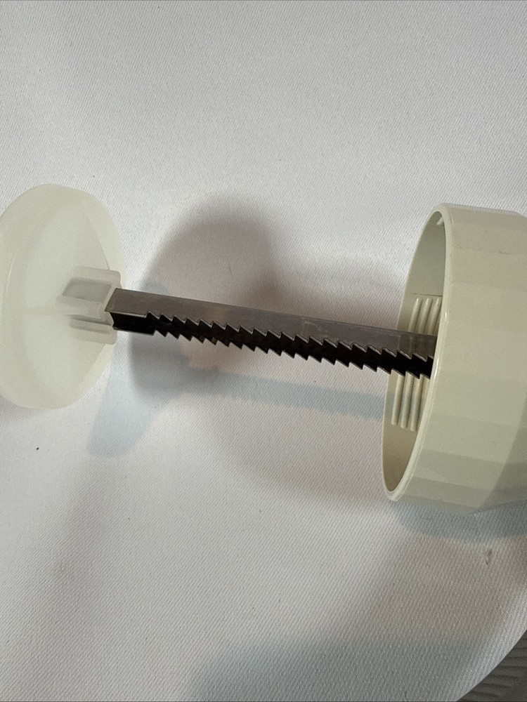 The Pampered Chef Cookie Press 1525 Plunger Trigger Replacement Part Only