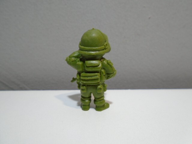MICRO MINIATURE RUBBER ARMY GUY LOOKING THRU BINOCULARS 1" FIGURE UNBRANDED