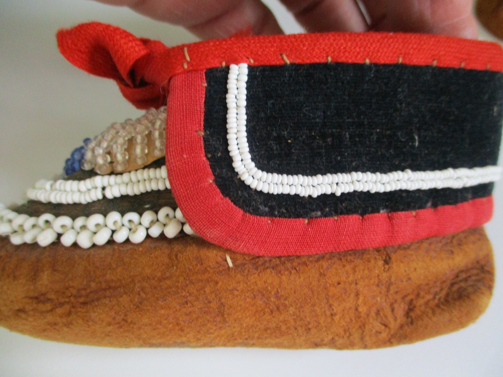 COLLECTIBLE NATIVE AMERICAN INDIAN BEADED CHILD's MOCCASINS