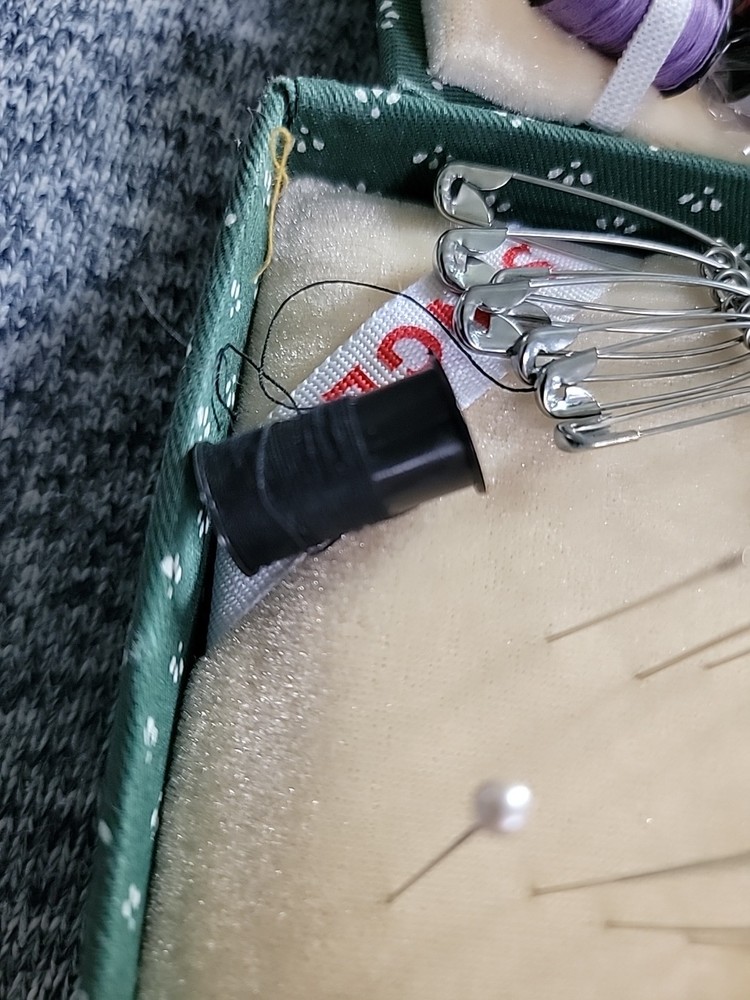 Singer/Foldable Sewing Cube. Pre Owned