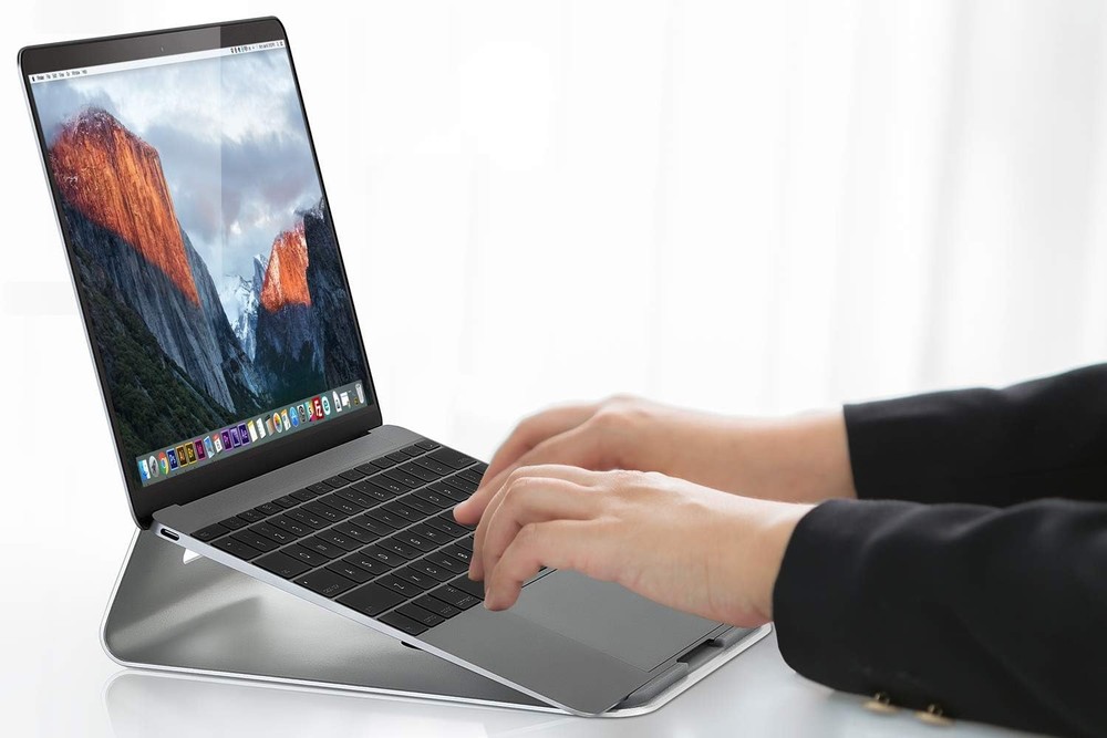 Mount-It! Tilted Laptop Riser for MacBook and iPad Pro - Ergonomic Silver