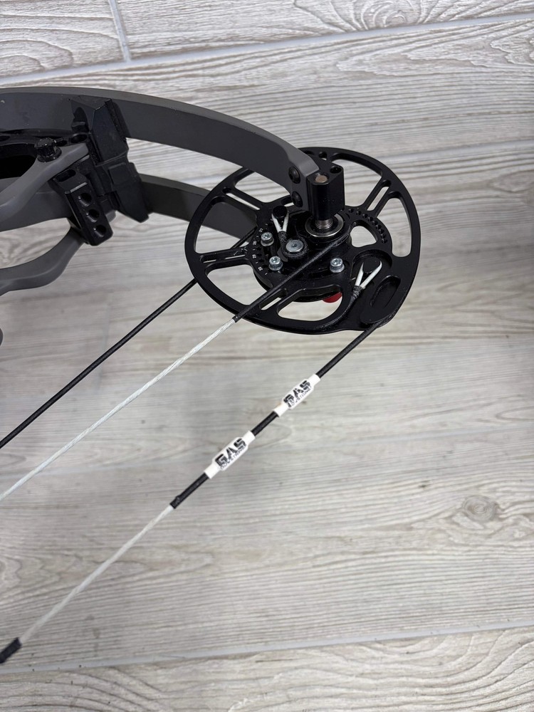 Bowtech Carbon One 60-70# RH Smoke Grey with Gas Bowstrings