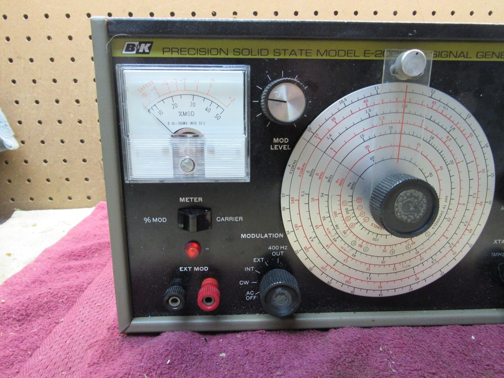 Vintage B & K Precision E-200D Solid State RF Signal Generator Dynascan