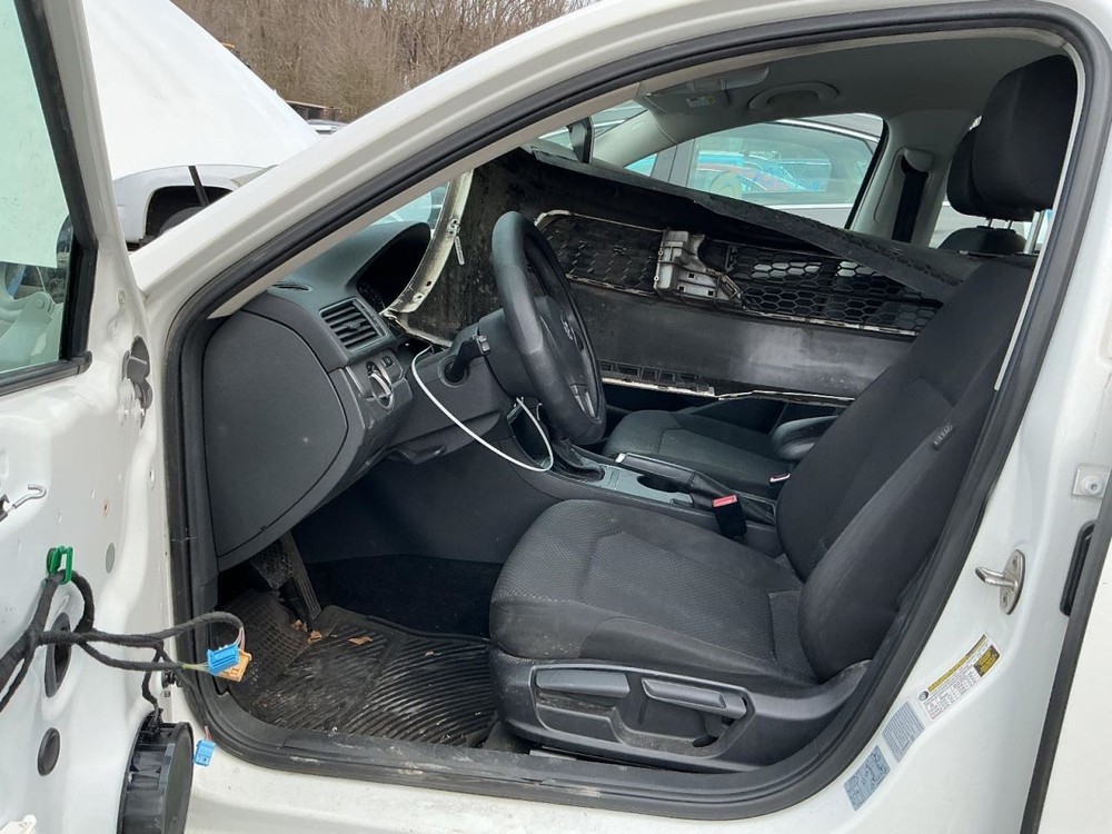 PASSAT 2015 Glove Box 4936879