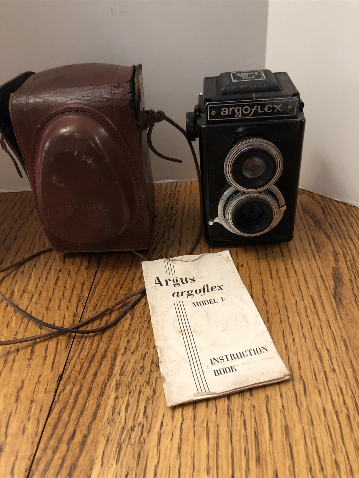 ARGUS ARGOFLEX MODEL E  CAMERA  W/Leather Case - 1940’s vintage 75mm For Parts