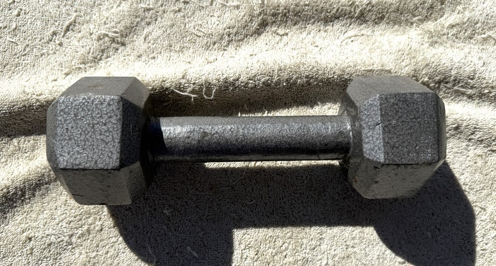 8 POUND HEX HEAD CAP TYPE CAST IRON DUMBELL