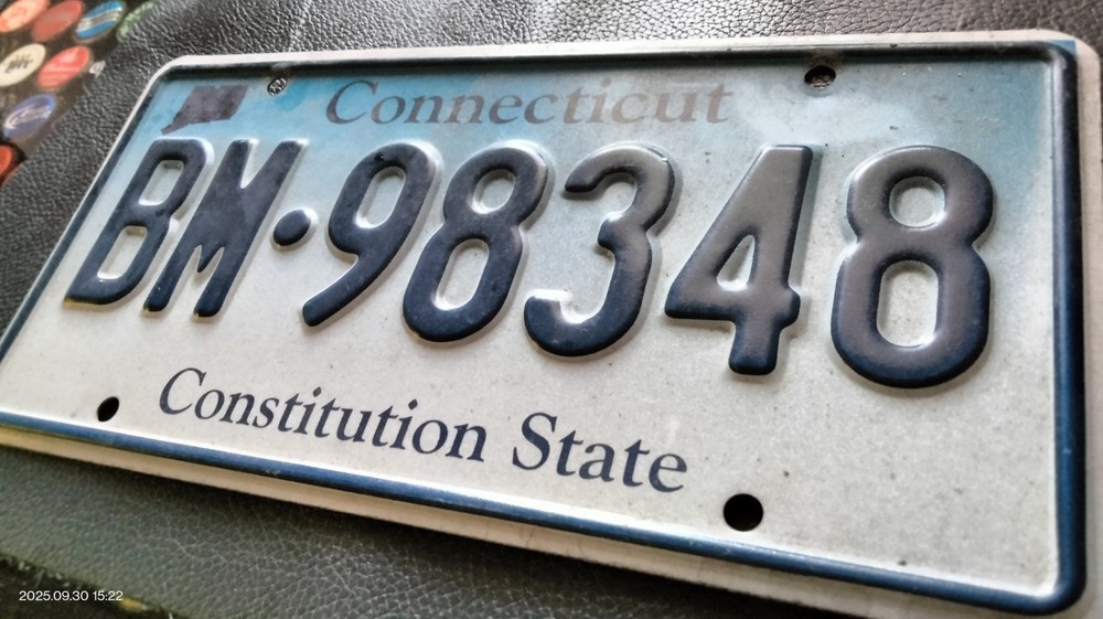 Connecticut License plate BM.98348 - Constitution State