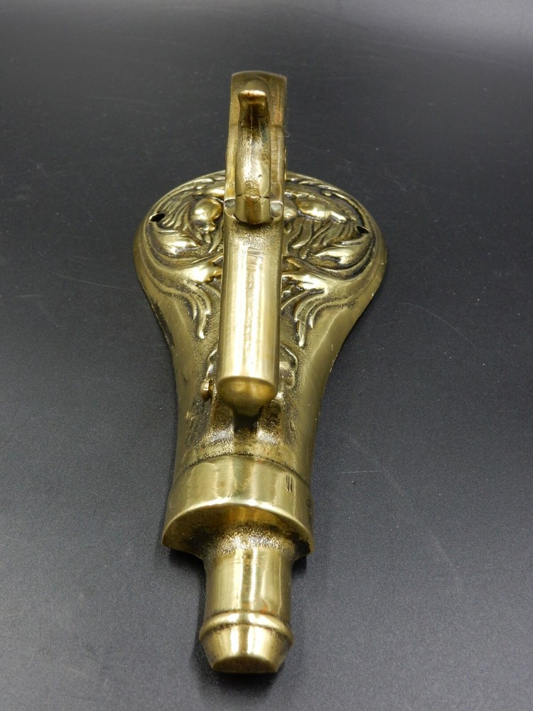 VINTAGE PISTOL & POWDER FLASK SOLID BRASS DOOR KNOCKER
