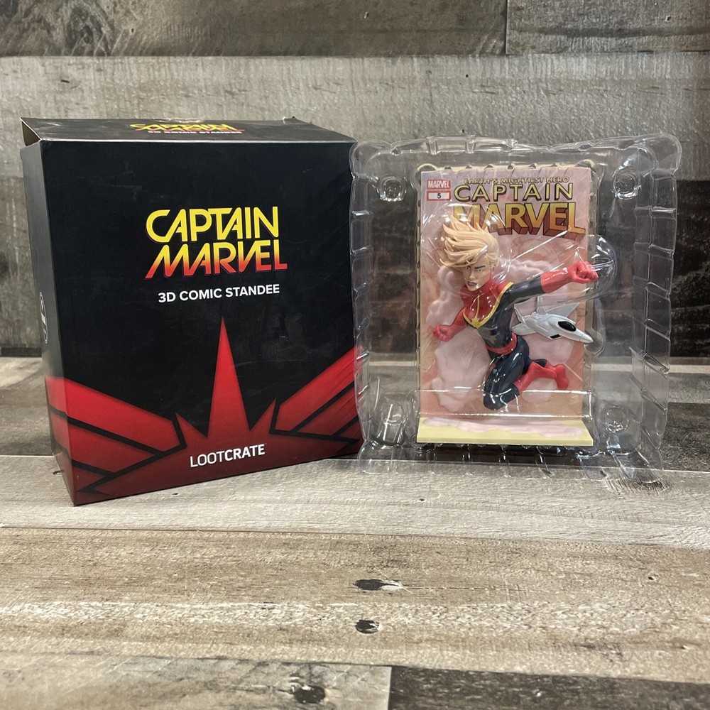 CAPTAIN MARVEL Marvel 3D Comic Standee Loot Crate Exclusive Open Box