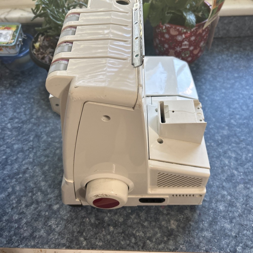 White Speedylock Model 7340 Serger 3/4 Thread Overlock Sewing Machine