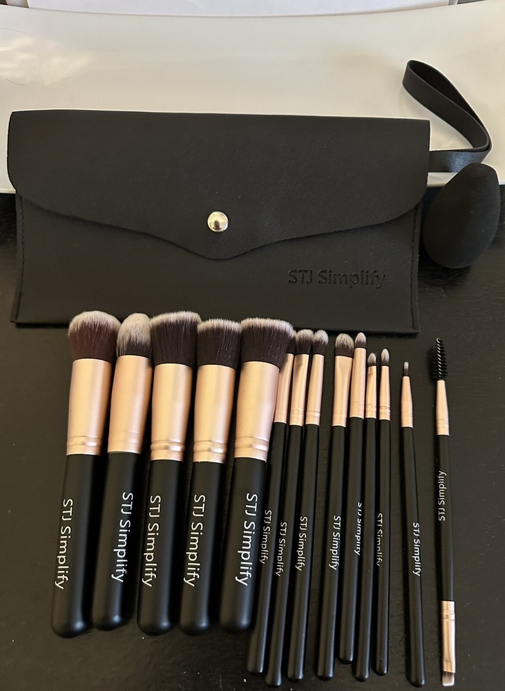Make Up Brush Set 14pcs with 1 Make Up Sponge.