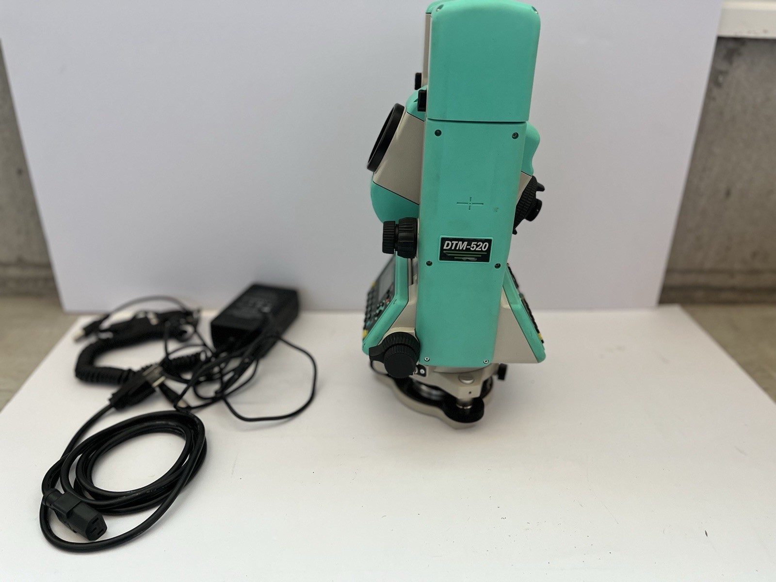 Nikon DTM-520 Total Station Surveying Instrument w/ Case