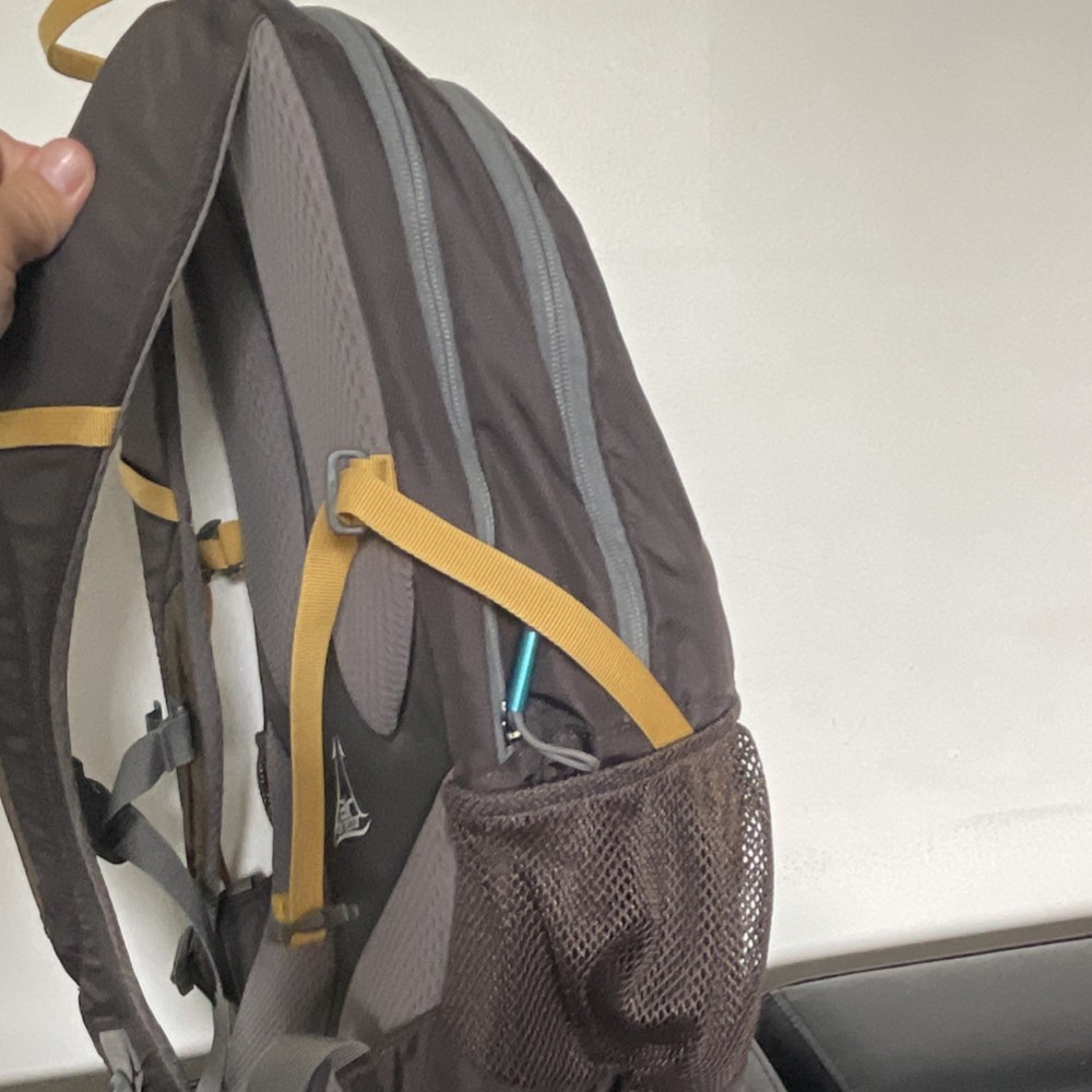 CamelBak Elixir 15L Hiking Daypack Medium Nylon, 4 Pockets, Zip, Brown/Gray