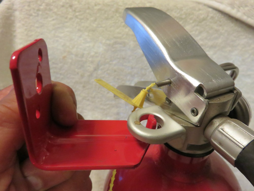 ✅🔥🧯UNIVERSAL WALL MOUNT 20 lb. SIZE FIRE EXTINGUISHER HANGER BRACKET NEW. 🔥🧯