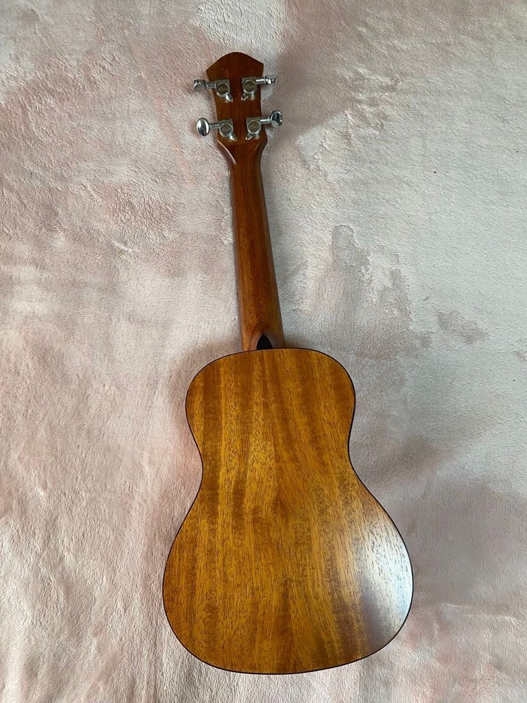 Ukulele Elvis with concert size case