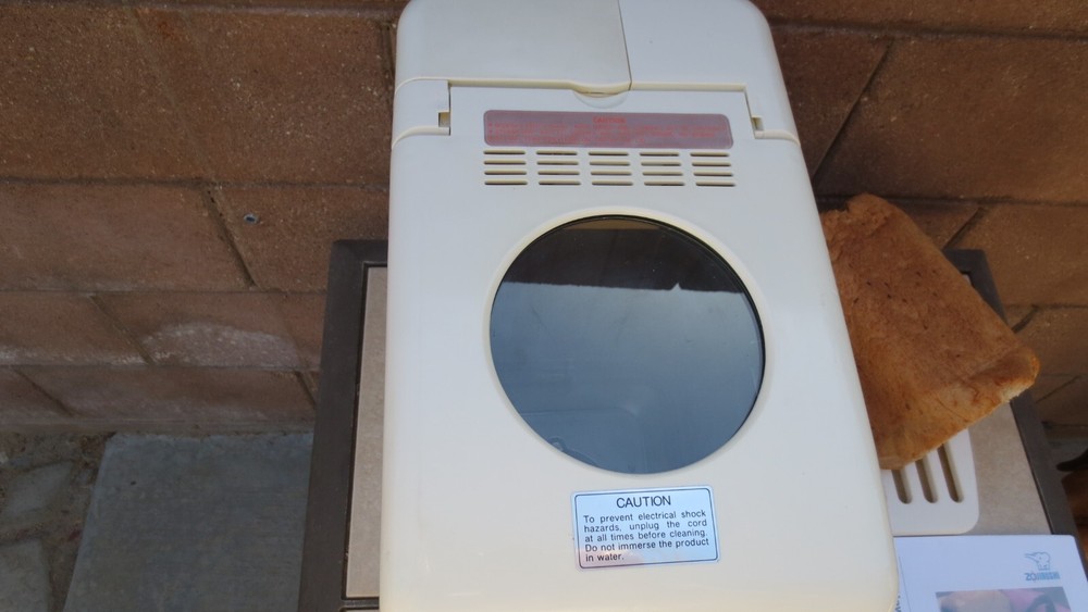 ZOLIRUSHI BBCC-S15A HOME BAKERY BREAD MACHINE MAKER W/INSTRUCTIONS & RECIPE BOOK