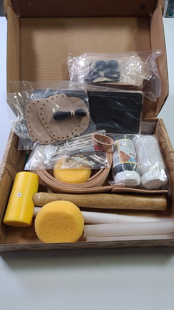 tandy leathercraft leather kit. 47 Pcs Set