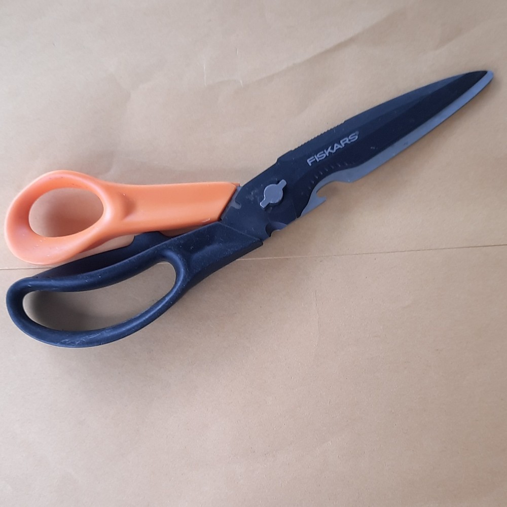 Fiskars Kitchen Shears Serrated Blade Black & Orange BC0111
