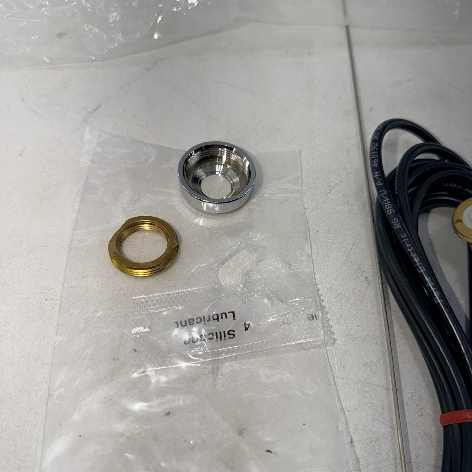 Motorola 1/4 Wave Roof Mount Antenna Kit in Open package