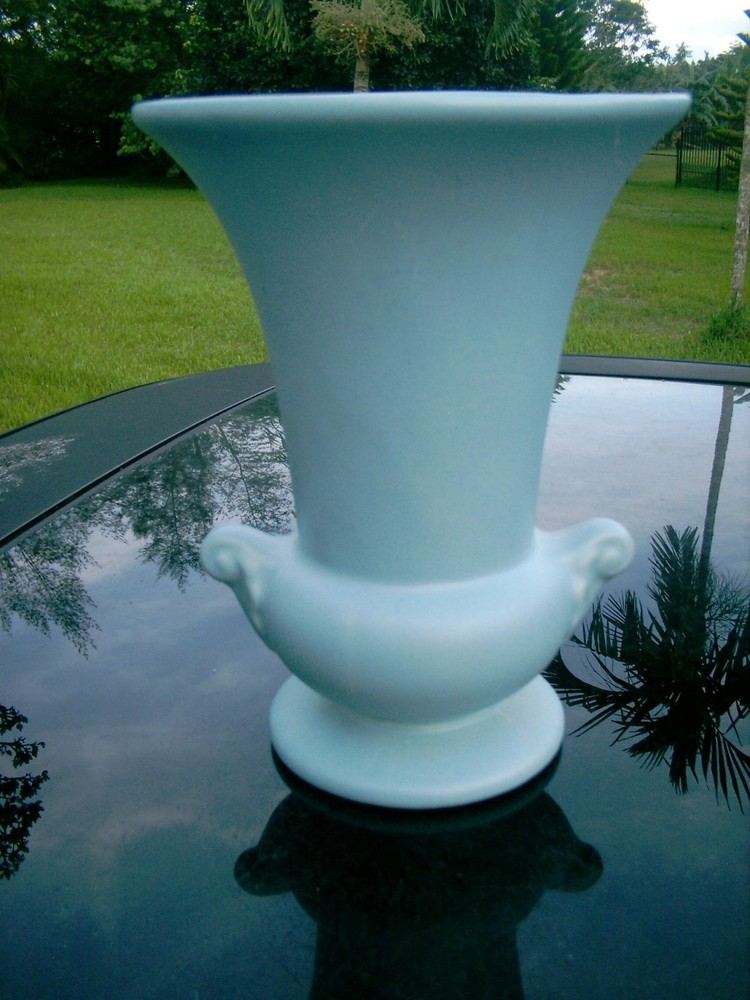 SOLID MATTE BLUE   9.25"  VASE MUST SEE  VINTAGE ITEM UNMARKED GOOD CONDITION