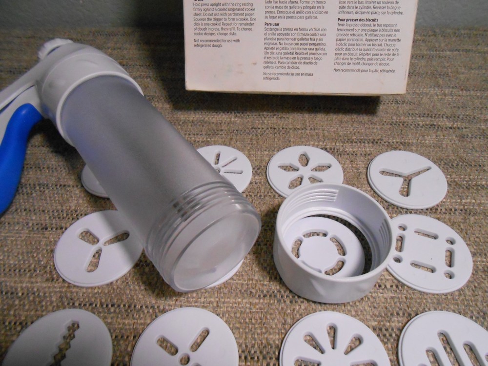 Wilton Cookie Press Ergonomic Easy-Squeeze Handle with 12 Discs