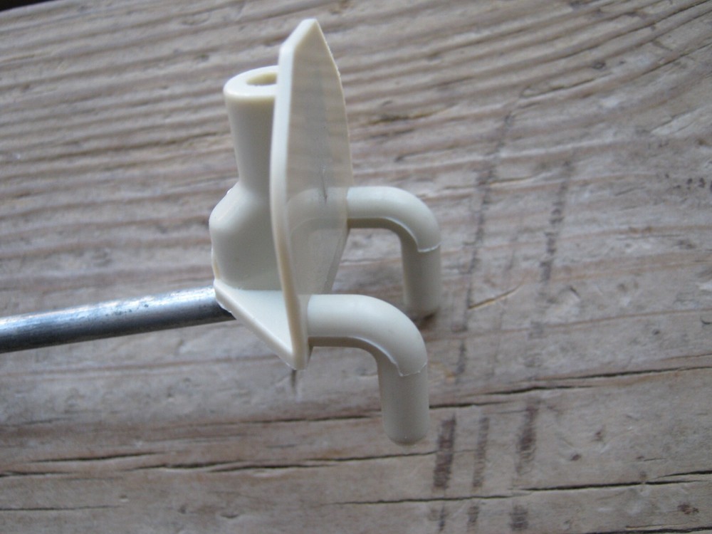 NOT COMPLETE 86 pcs ( 7 pcs plastic ONLY ) Fastback Hooks ?? Peg Board Hooks